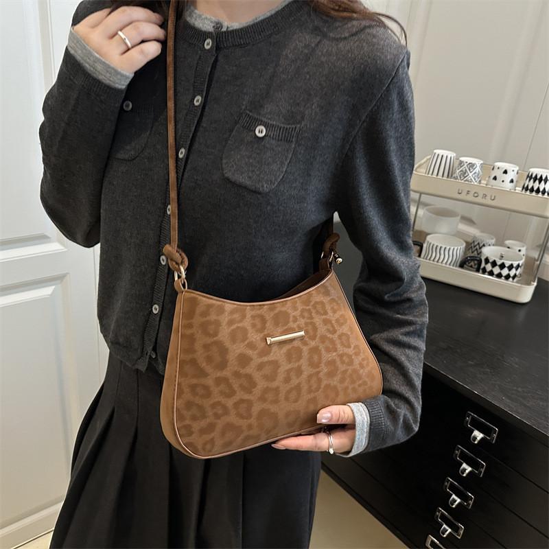 Pu Leather Shoulder Bag With Splicing And Zipper Closure For Daily Use