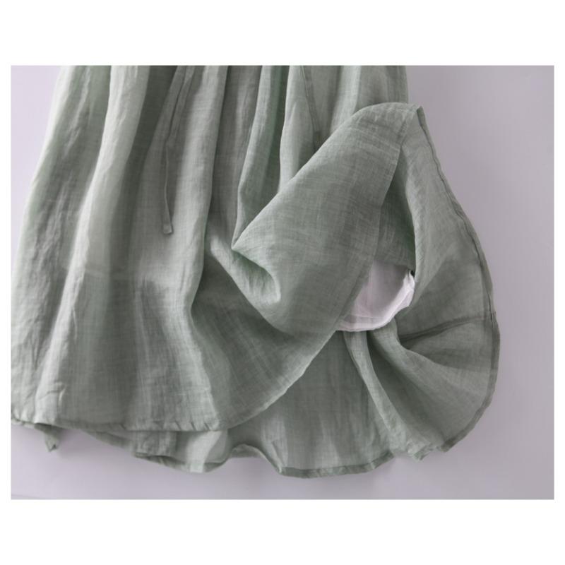 A Mid-length Dress with A Round Neck and Double LACES