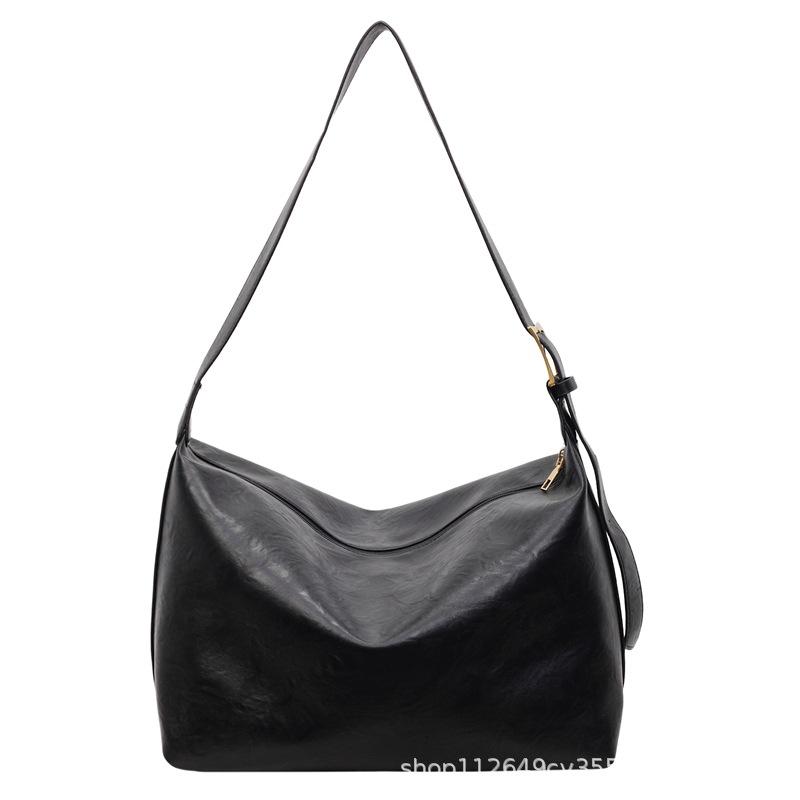 Large capacity bucket bag autumn and winter new shoulder women's bag commuter versatile fashion messenger bag