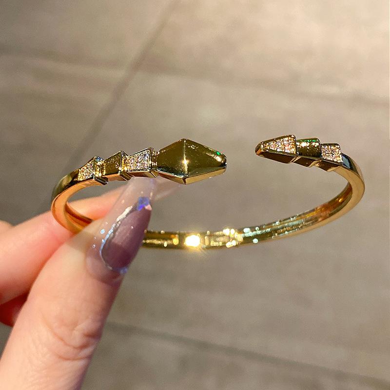 New Version of Baojia Bracelet with a Light Luxury and High-end Feel, Suitable for Niche and Women's Versatile Jewelry