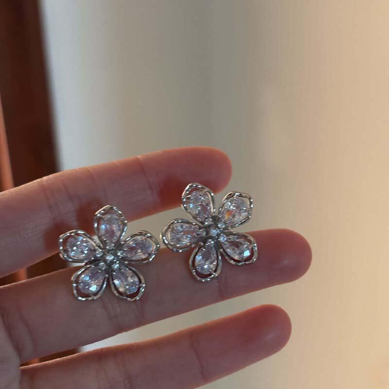 1Ps Delicate Zircon Hollow Flower Ear Clip for Women Girls Fashion Five Petal Flower Ear Cuff No Piercings Earrings Jewelry Gift