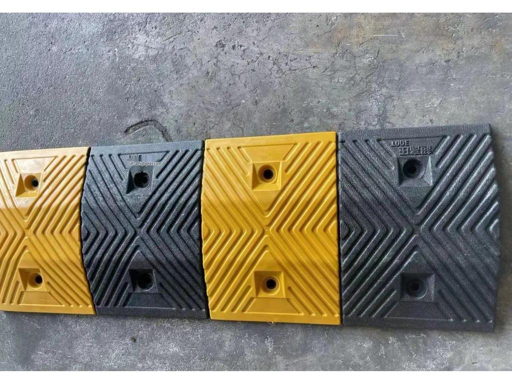 Rubber Speed Bump Curb Ramp Mat for Road, Parking, and Doorway Use
