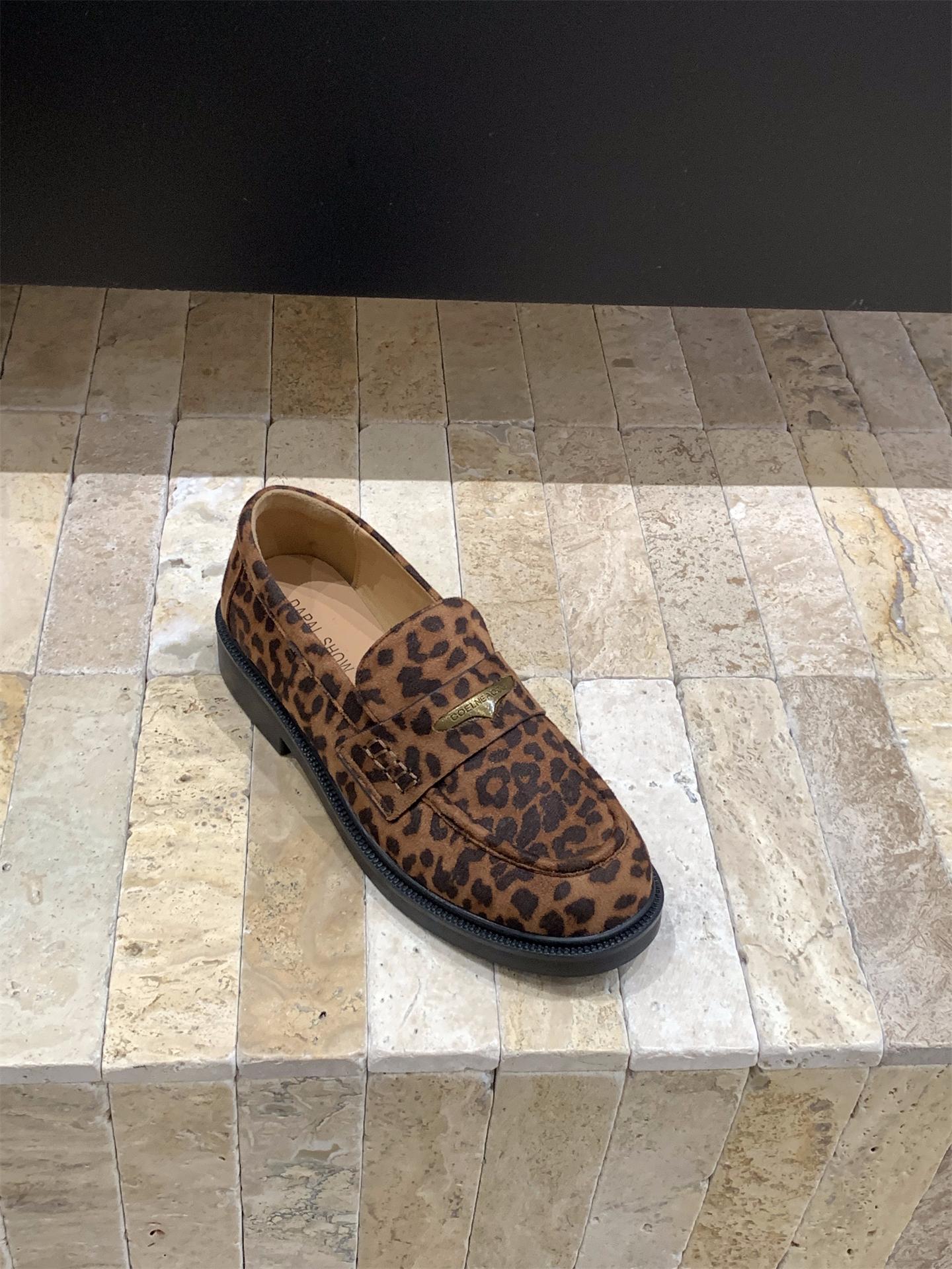 

Платформа Британский стиль маленькие кожаные туфли женские туфли 2025 новый осень с юбкой черные лоферы Французские одинарные туфли 39