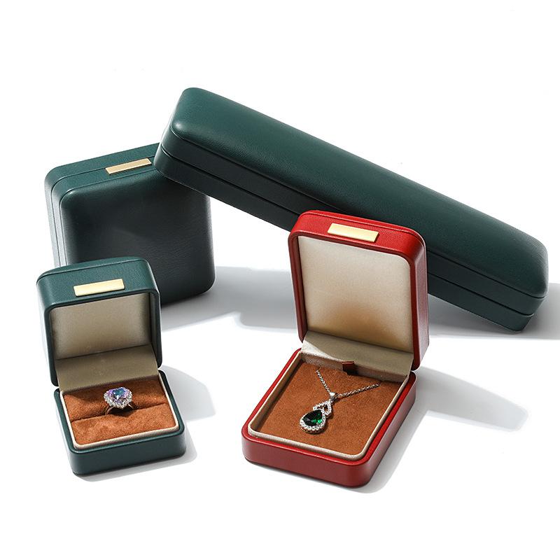 Högkvalitativ PU-läder Rundade Hörn Gyllene Spänne Smyckeskrin Ring Hänge Halsband Armband Förpackning Display Förvaringslåda