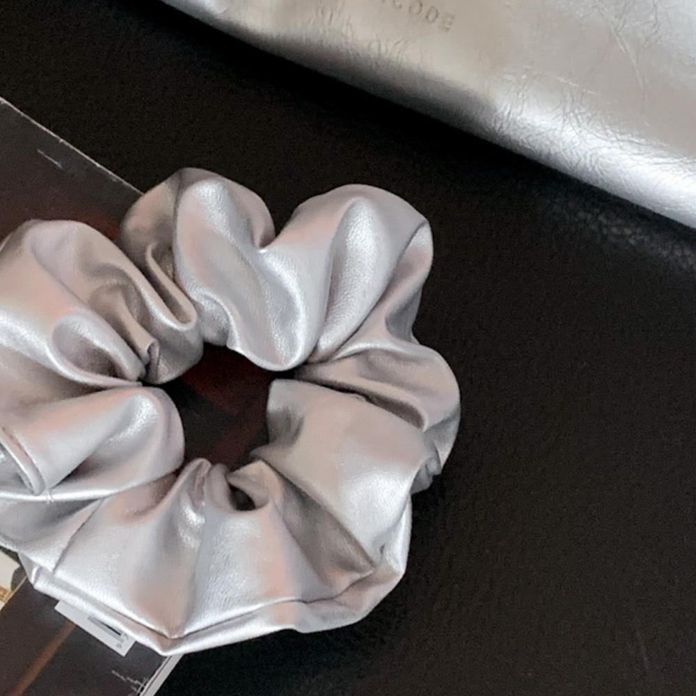 

Серебристая кожаная резинка для волос Blue City с потрохами