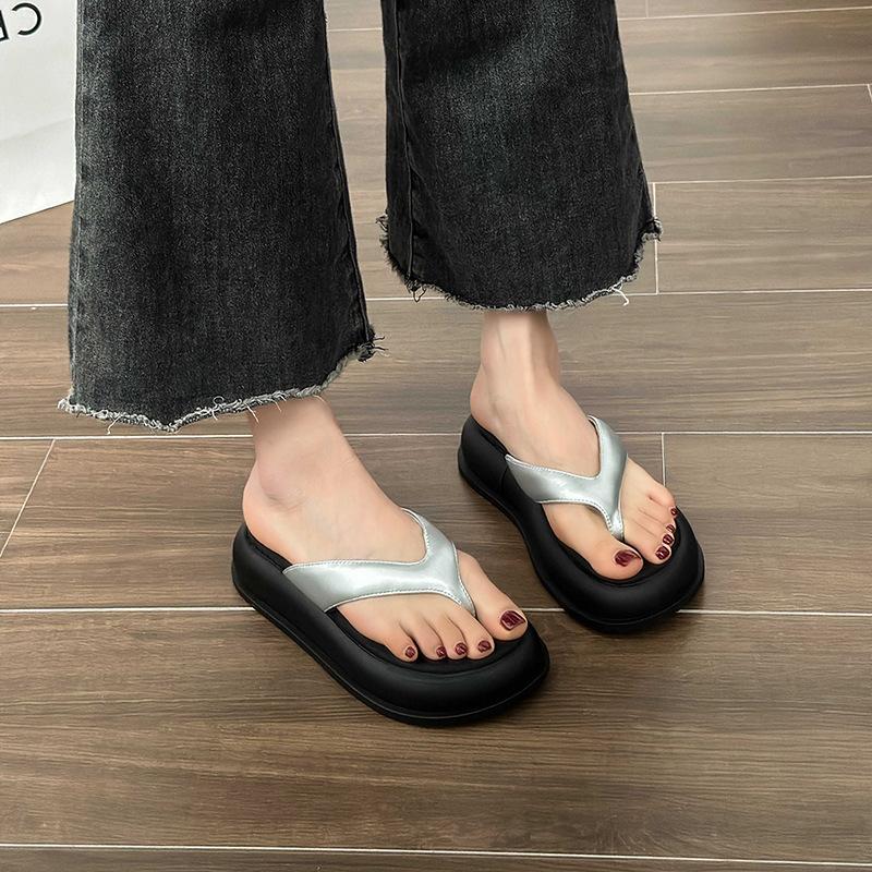 

2024 new summer platform outer wear women s flip-flops trendy fashion versatile clip toes beach shoes women s sandals 40 серебряный