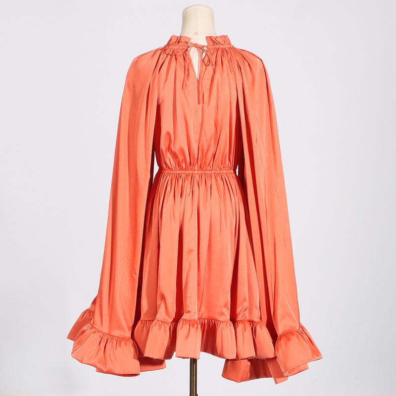 Sommermode 2025: Plissiertes Taillen-Rüschenkleid im Cape-Stil für Damen