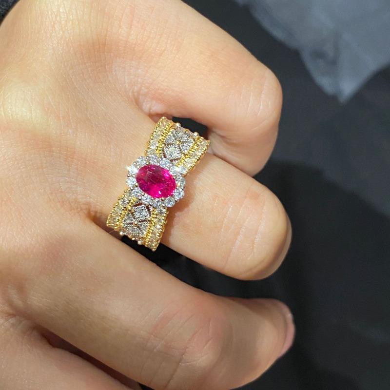 BELLA BOX Italienischer gewebter, geschnitzter Gold-Spitzenring mit zweifarbigem Gold-Intarsiendiamanten und smaragdfarbenem Schatz