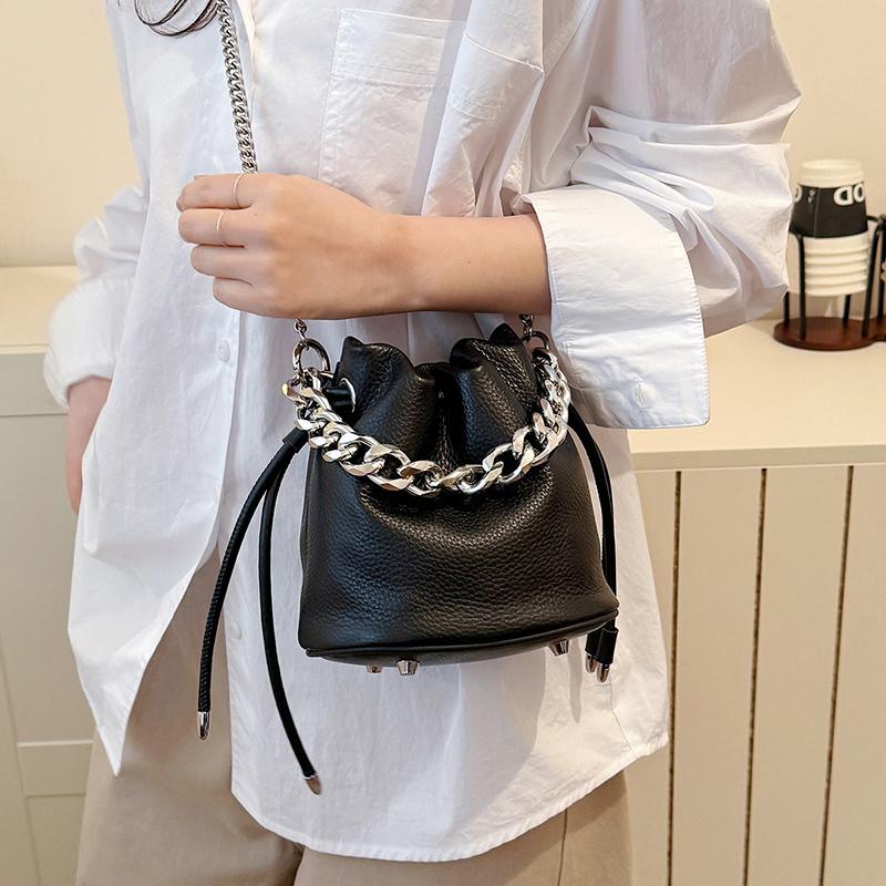 Thick Chain Clutch Bag Fashion Handbag Korean Y2k Brand Mini Small Bucket Crossbody Bag Black Phone Purse Drawstring Handbag