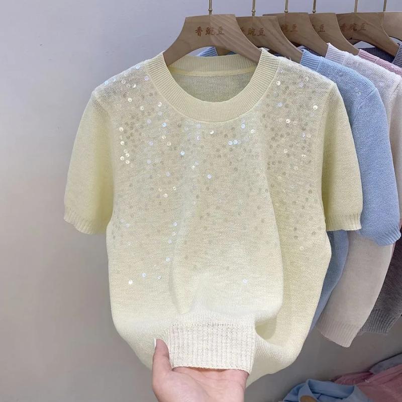 Suéter feminino amarelo de lantejoulas com mangas curtas, modelo casual de tricô para uso diário.