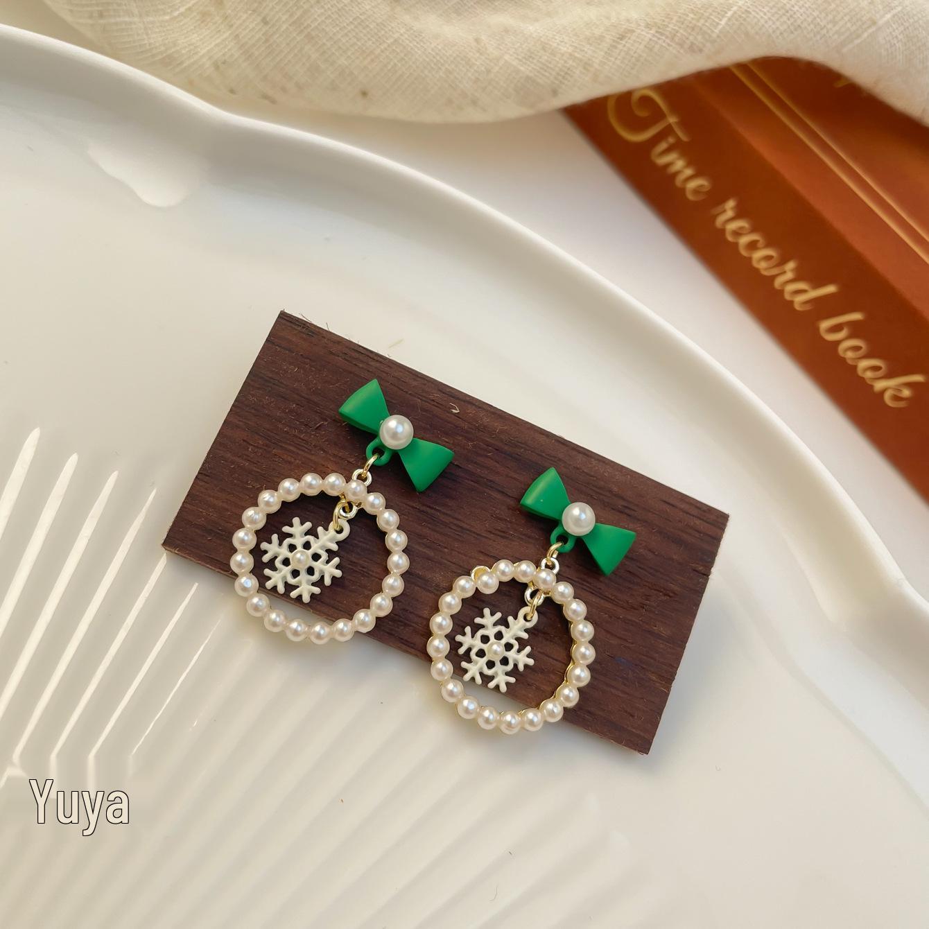 Трендовые зимние серьги-пусеты в виде снежинок, рождественские, мультяшные: Милая девушка Красные Серебряные Иглы Ювелирные изделия