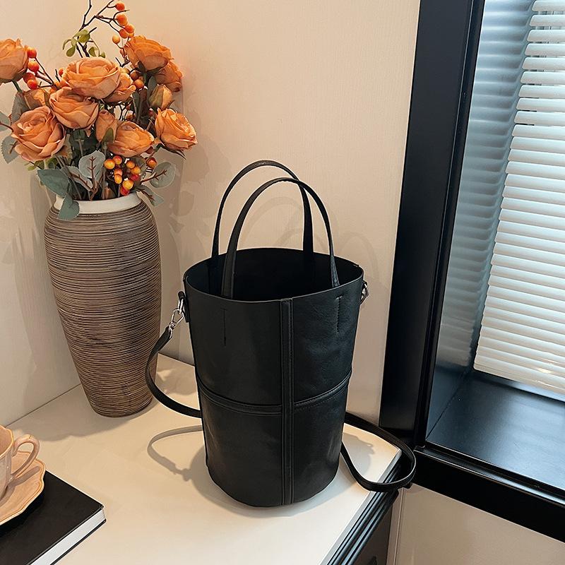 

Японія та Південна Корея lazy bucket bag жіноча сумка через плече модна та проста м’яка шкіряна сумка великої місткості для подорожей 18*17*28 чорний