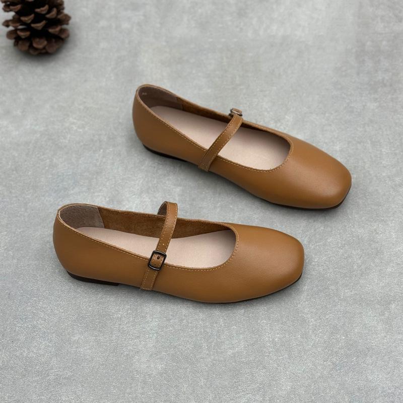 Mary Jane 2025 Vår/Sommar Läderballerinaskor: Damskor i litterär stil med en rem, rund tå och mjukt kohud.