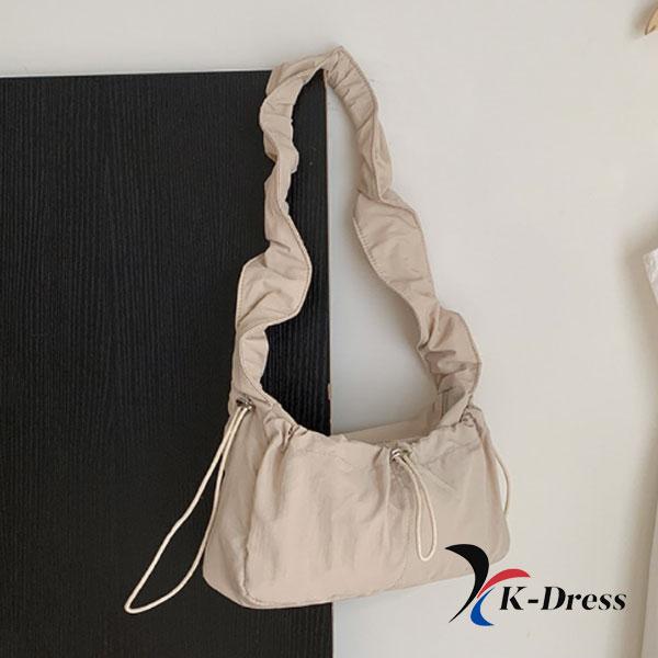 Rynkad väska i nylon Axelväska College Student Hoboväska Crossbodyväska