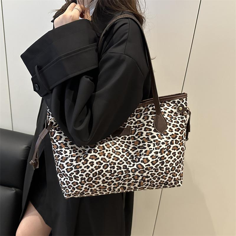 Large Capacity Leopard Print Tote Bag Women's New Commuter Simple Shoulder Bag Women's Fashionable Casual Handbag Bag