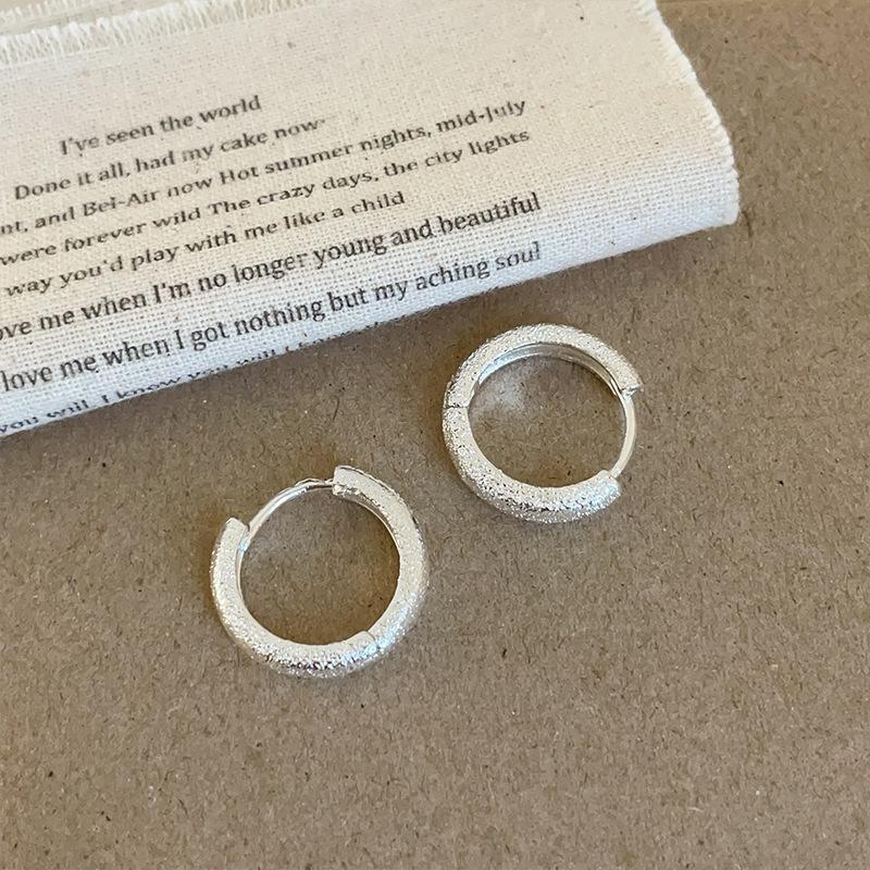Simple and versatile matte circle ear buckle women's niche personality fashion temperament unique elegant fashion earrings earrings