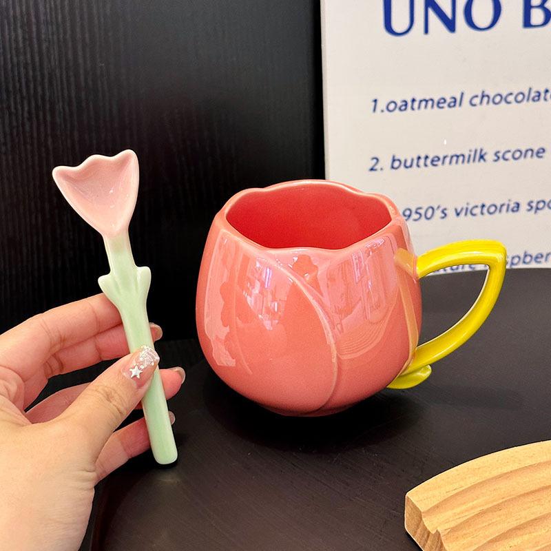 Mädchenhaft aussehende Tulpen-Keramiktasse mit Löffel Rosa Mädchens Lieblings-Wasserbecher Heim-Milchtasse Souvenir