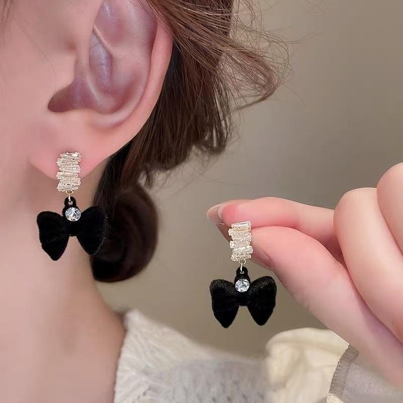 Elegant Retro Red Velvet Bow Stud Earrings for Women - Perfect Festive Accessory