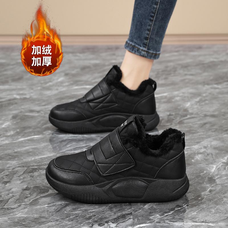 Cotton shoes for women, velvet to keep warm in winter, and wear a pair of snow boots. Mom's soft-soled work shoes