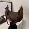 Dámská crossbody taška ve tvaru půlměsíce s odnímatelným nastavitelným ramenním popruhem, magnetickým zapínáním a zlatými kovovými doplňky ramenní taška