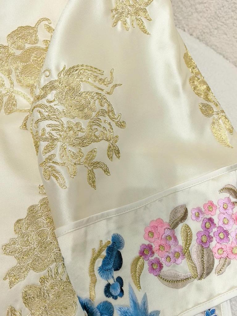 Women's Retro Embroidered Tang Suit Hanfu Coat with Frog Buttons