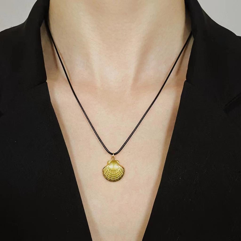 Non-fading shell collarbone chain ocean wind vacation black rope neck chain summer titanium steel real gold electroplated simple necklace