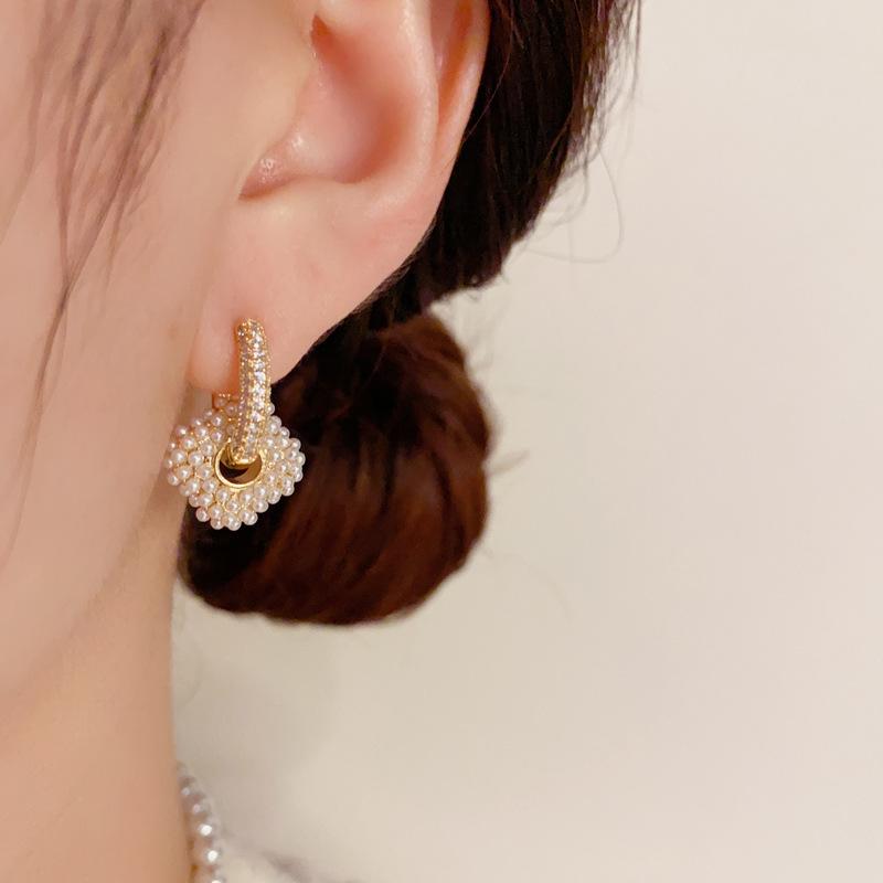 Modische und vielseitige einteilige Zwei-Trage-Perlen-Quadrat-Zirkon-Ohrringe Persönlichkeit Leichter Luxus High-End-Ohrringe für Damen