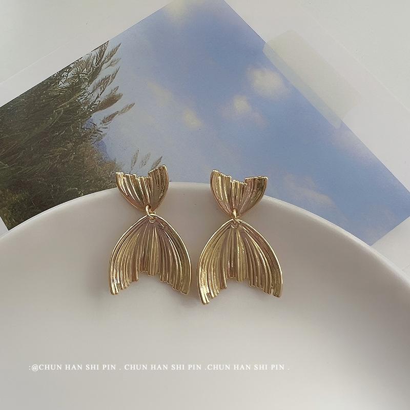 Fish Tail Ear Clips, No Ear Holes, Metal Cold Wind, European and American Personality Design Sense, Earrings, Simple Niche Mosquito Coil Disc Earrings