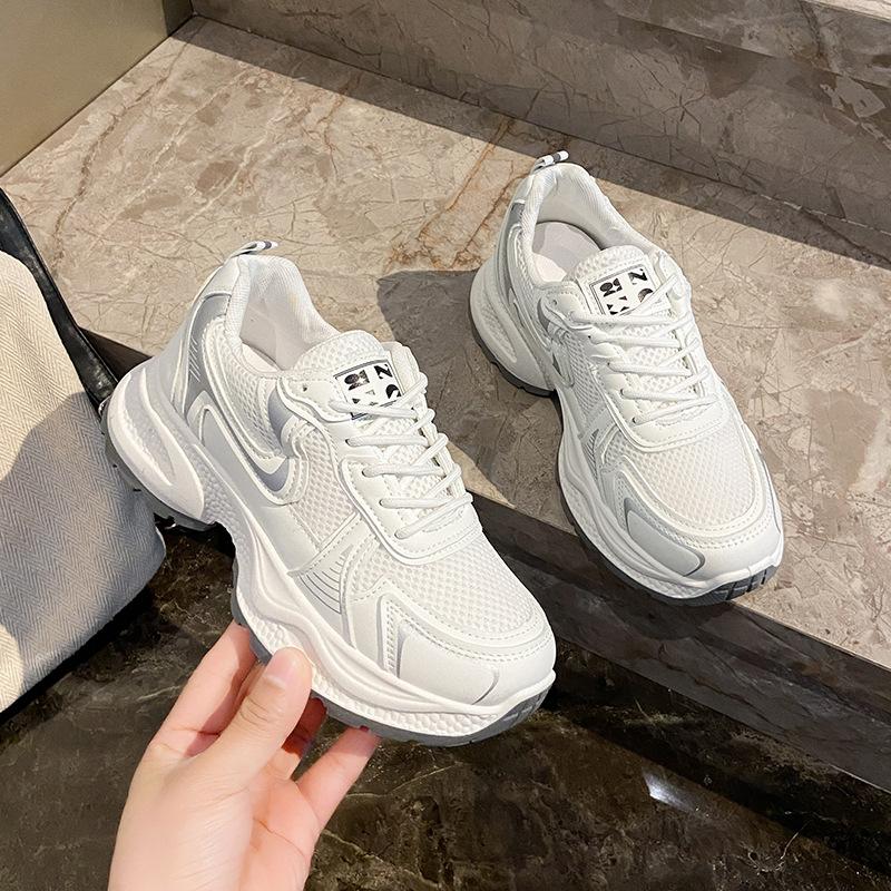 

Кроссовки на серебряной платформе, как у Чжао Лусы, для женщин, летние 2025, дышащие, увеличивающие рост, модные, универсальные, повседневные, спортивные 41 белый