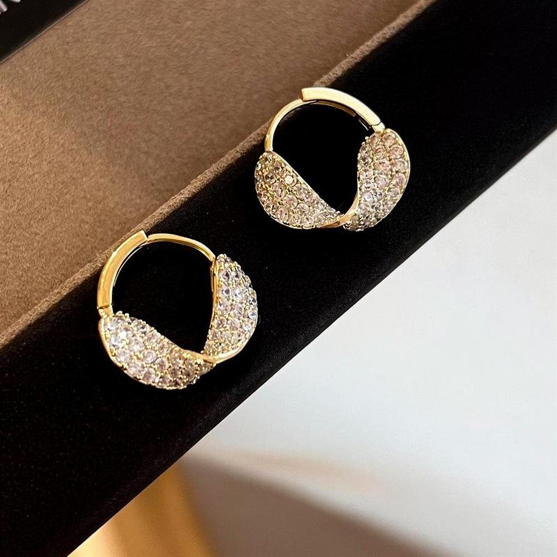 Double Arc Twisted Ear Buckle Light Luxury Niche Design Earrings Exquisite, Simple, High-end Feeling Earrings for Women