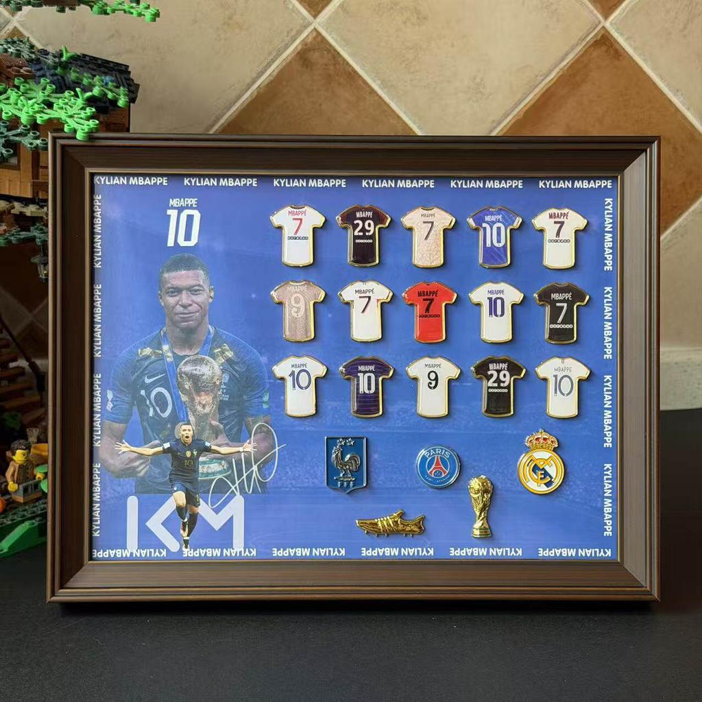 Football shirt badges, photo frames, souvenirs and merchandise – gifts for your boyfriend’s birthday or other special occasions