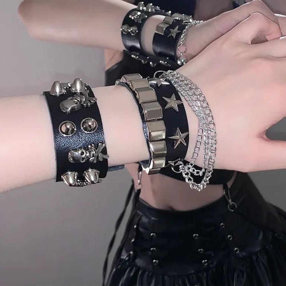 Breites PU-Leder Totenkopf Kegel Nieten Armband, Gothic Punk Verstellbares Druckknopf Handgelenkband Unisex Rock Handgelenkband