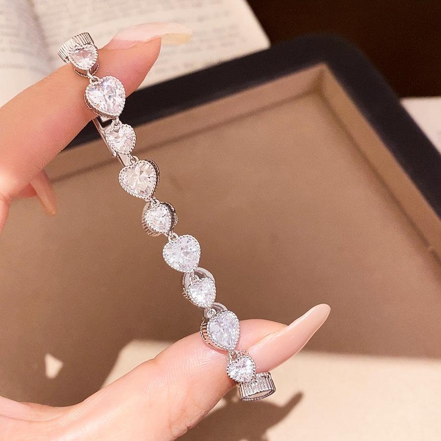 Heart Flower Diamond 18k Gold-Plated Zircon Bracelet: Elegant, Versatile Hand Jewelry for Women