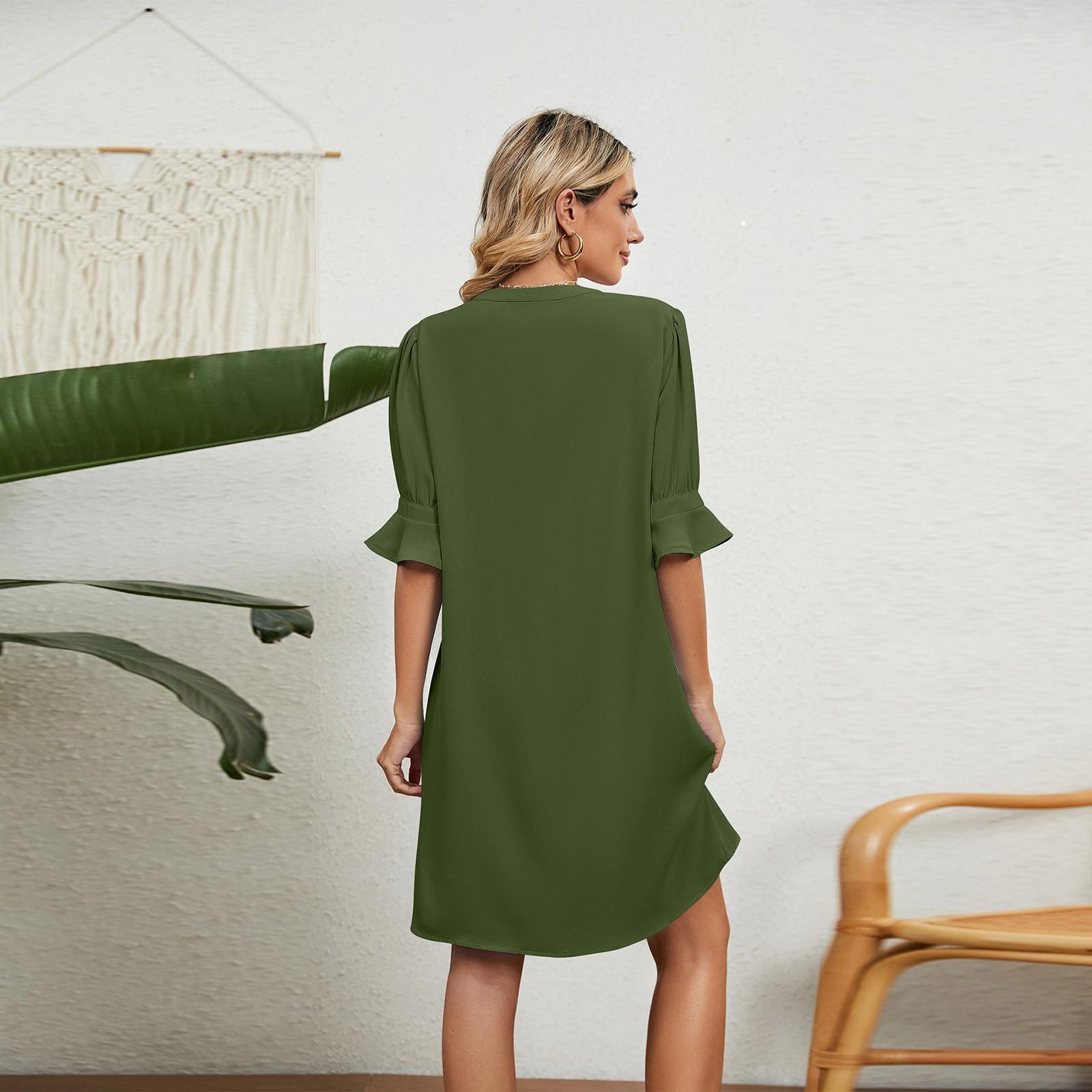 Женское повседневное простое летнее свободное плиссированное платье с v-образным вырезом — фото 7