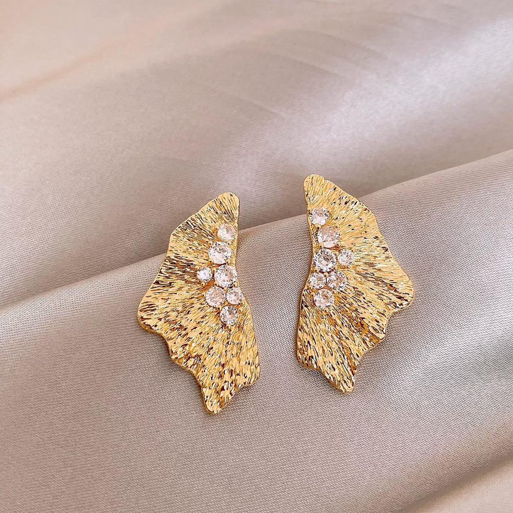 Niche Lightweight Metal-look Butterfly Fan-shaped Stud Earrings: Luxury Retro Design for Versatile Commuting