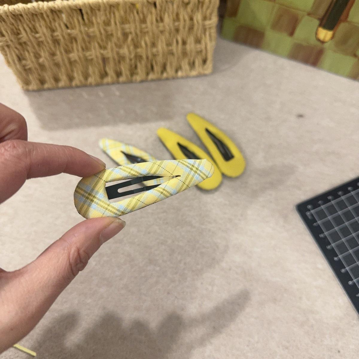 

Korean Style Plaid Hair Clip - Versatile, High-End Bangs and Flyaway Accessory
