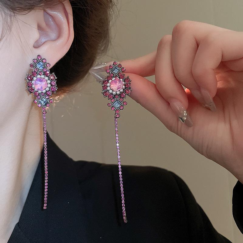 Náušnice s třásněmi ve tvaru motýla s diamantem a stříbrnou jehlou: Retro evropský a americký styl, elegantní křišťálové náušnice, lehký luxus pro ženy.