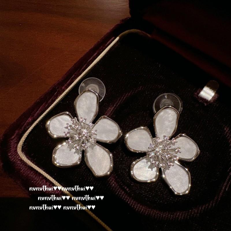 Elegant Butterfly Drop Earrings With Iridescent Mother-of-Pearl Cubic Zirconia 18K Gold Plated Vintage Chic Women
