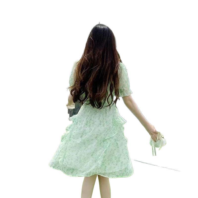 Elegantes kleines grünes Blumen-Chiffonkleid mit Rüschen-Taille für Sommer-Strandurlaube (Kollektion 2025)