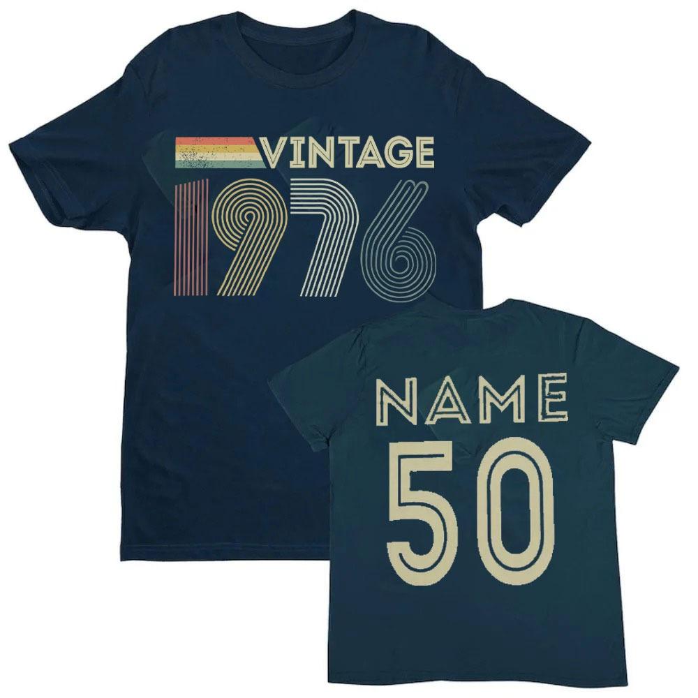 Koszulka na 50. urodziny z 1976 roku z personalizacją na 2026 rok. Pomysł na prezent z własnym imieniem. Letnie, oddychające koszulki. Nostalgia, retro.