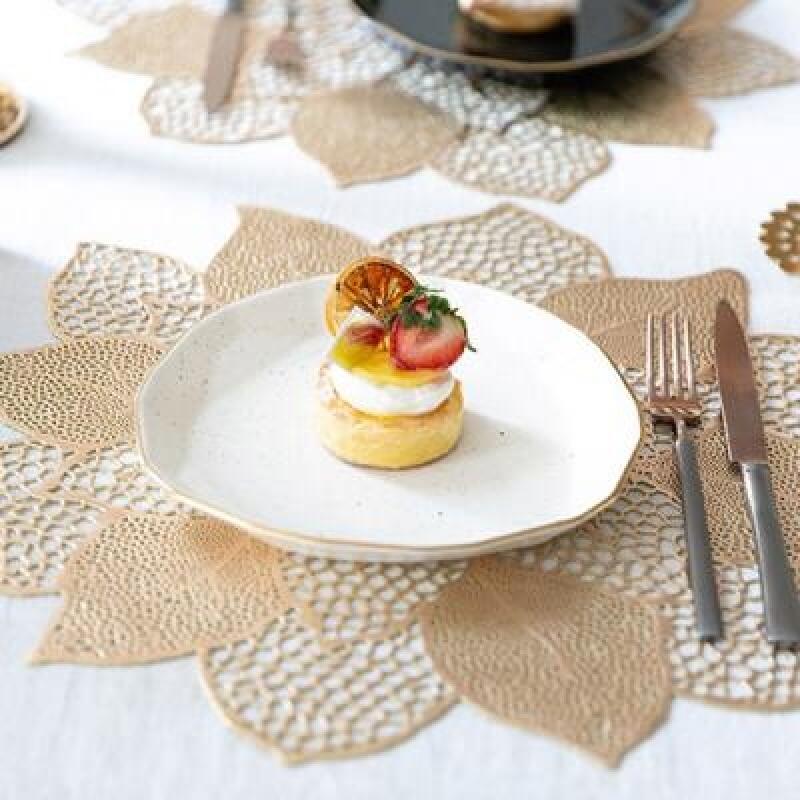 Fully blooming flower table mat in 2 colors gold