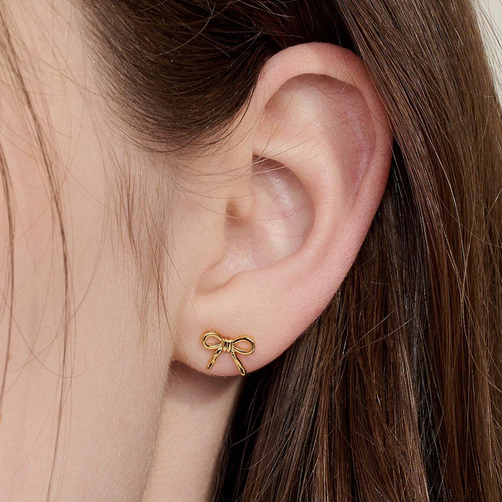 [Worn by Nam Ji-hyun, Miyeon of Idol, Ye-eun of Elzup, and Kang Han-na] [Sv925] Adorable Ribbon Earring White