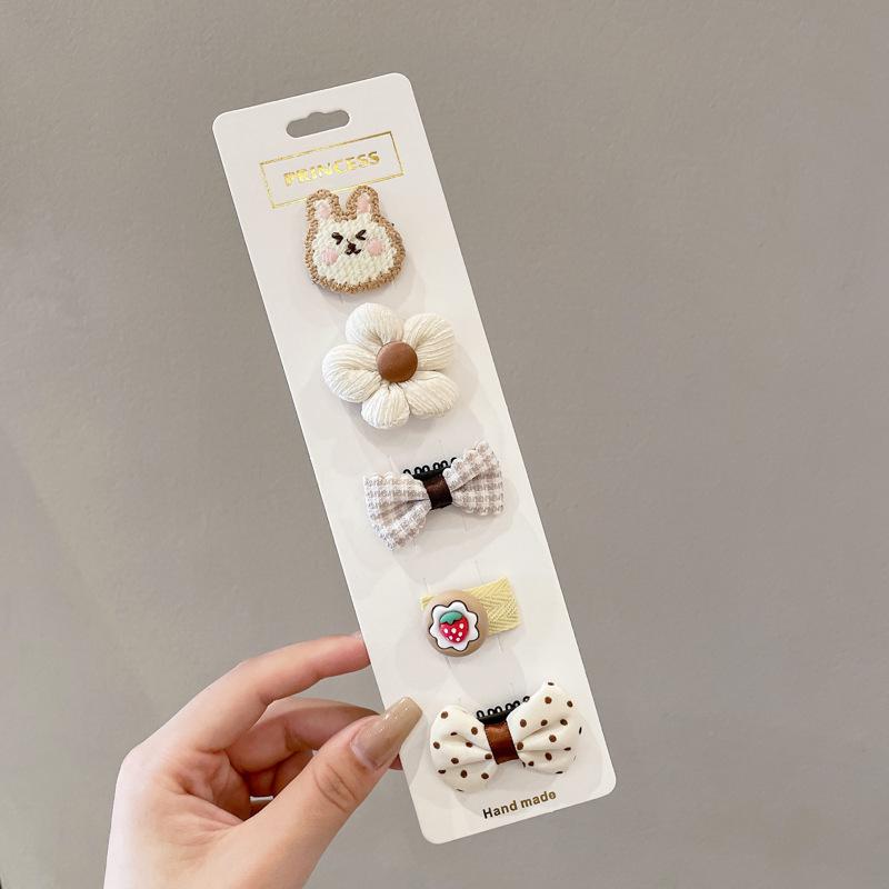 Květinové motýlkové mašle do vlasů v pastoračním stylu pro děti