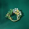 Elegant 3D Leaf & Pearl Brooch - Fashionable Pin for Clothing Accessories
