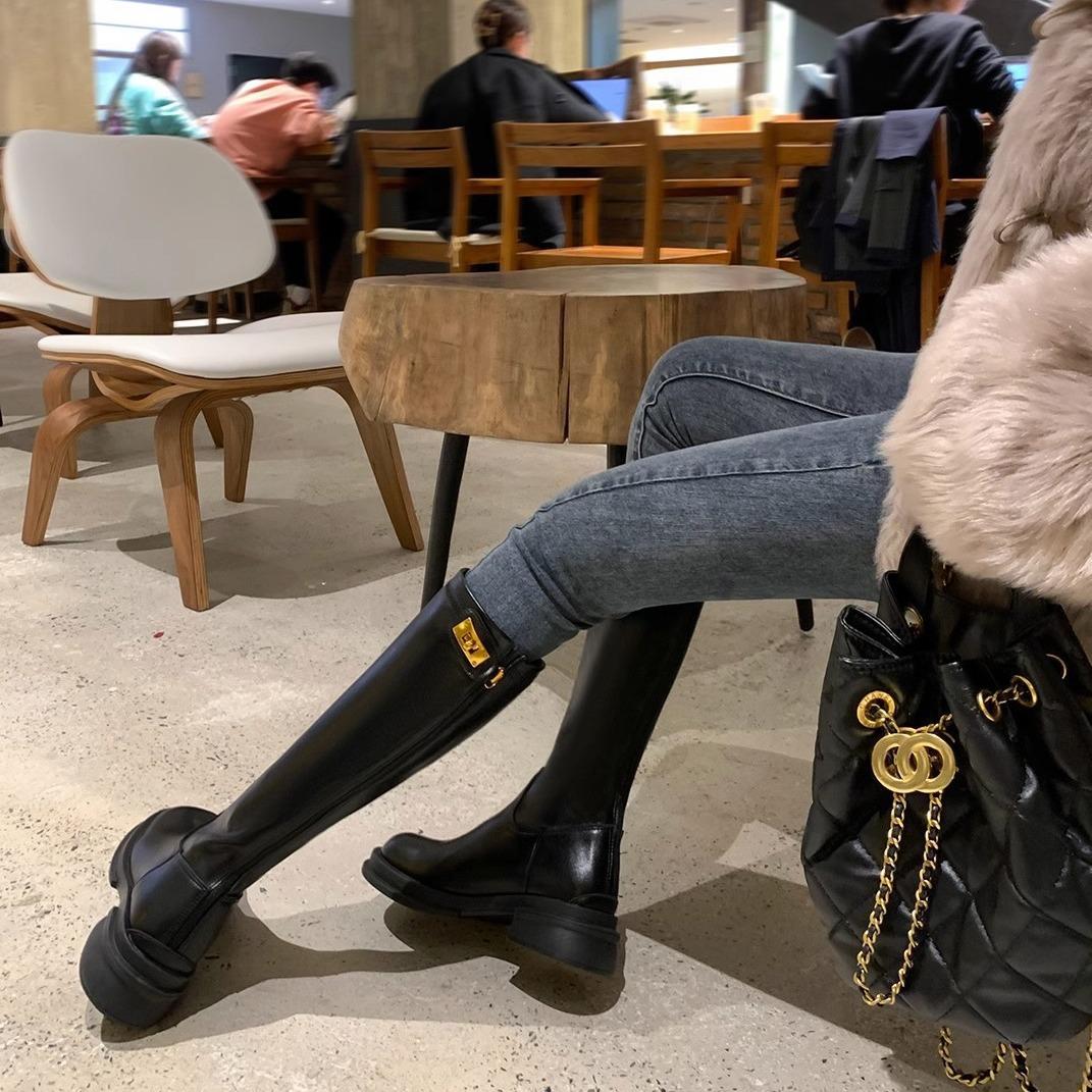 

Женские ботинки на толстой подошве из натуральной кожи с золотой пряжкой-замком с высоким голенищем для осени и зимы с плюшевыми ретро-рыцарскими ботинками 40