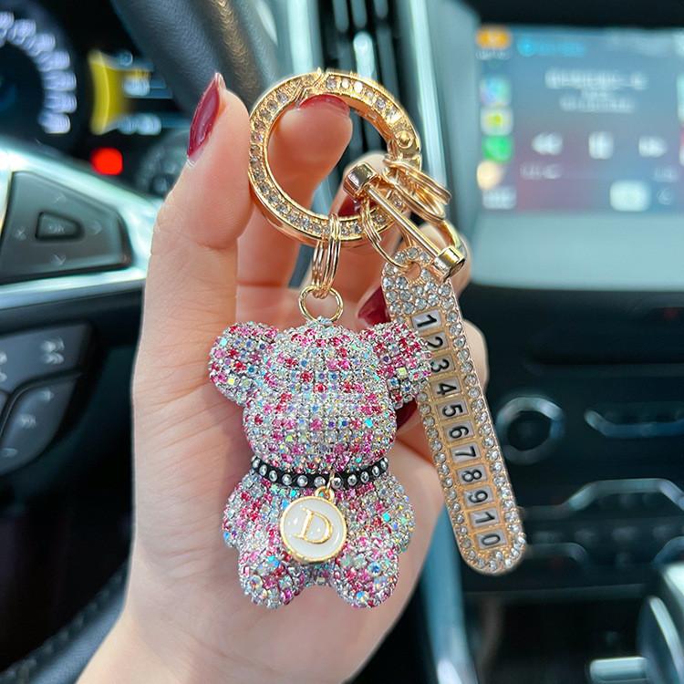 Portachiavi per Auto Orsetto Seduto Full Diamond alla Moda Selezione Alfabeto Creativa Targhetta Numero con Strass Decorativa Portachiavi Anti-smarrimento
