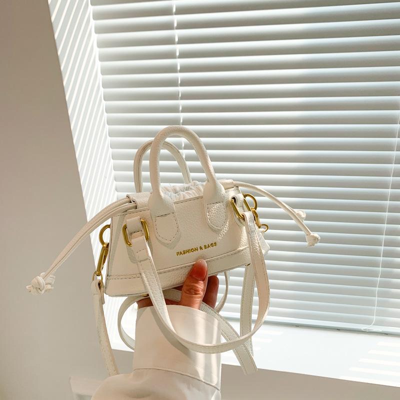 Ny Sömnad Damer Handväska Mode Enfärgad Flickor Axelväska Enkel Mini Flicka Axelväska Nischad Design Skalväska Bilstygn