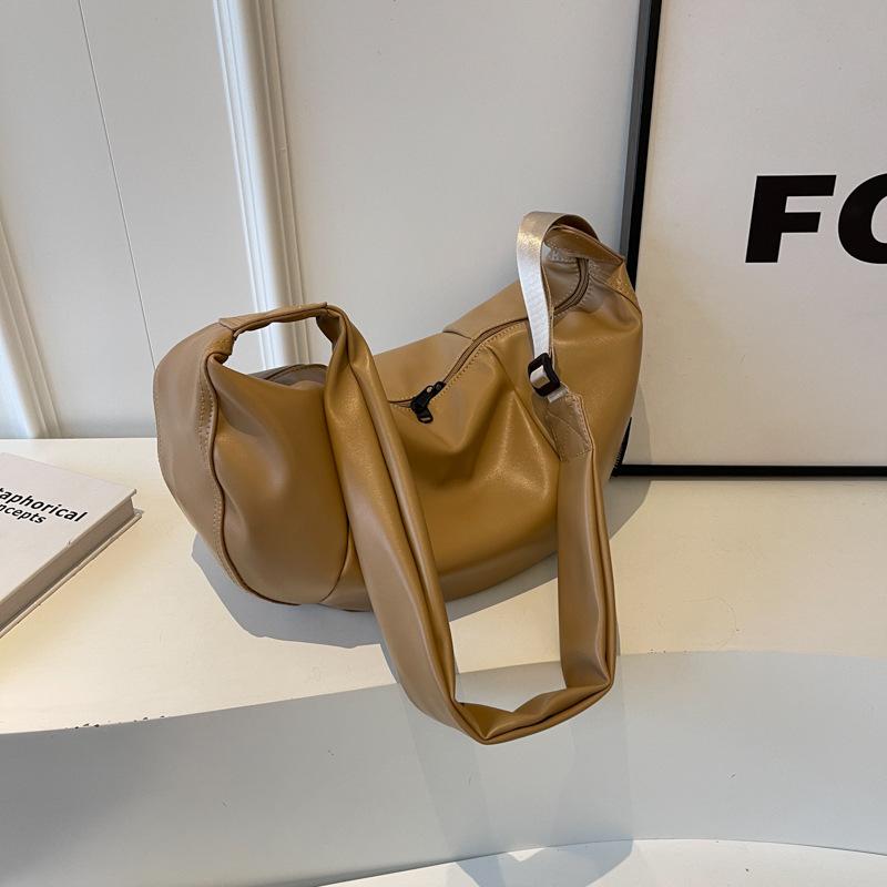 

Commuter bag women s 2025 new textured soft leather shoulder underarm bag trendy versatile oblique span bag one size fits all хакі