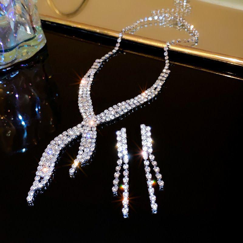 Retro Rhinestone Floral Jewelry Set: Elegant Stud Earrings & Luxury Clavicle Necklace