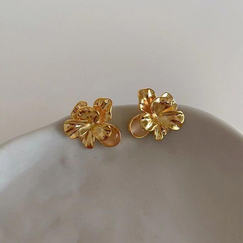 Women's Luxury Niche Design Golden Petal Earrings French Retro Metal Opal Flower Stud Earrings for Women Elegent Jewelry Gifts